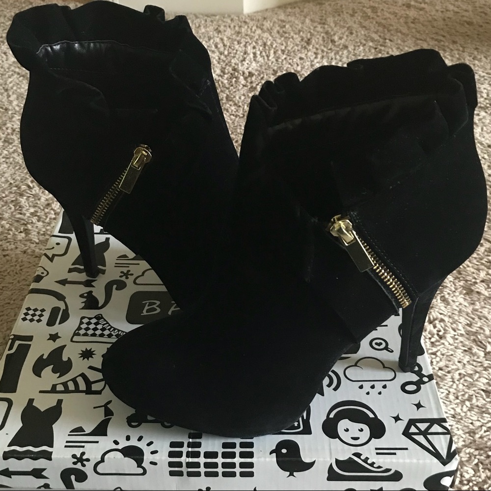 Bamboo velvet heels